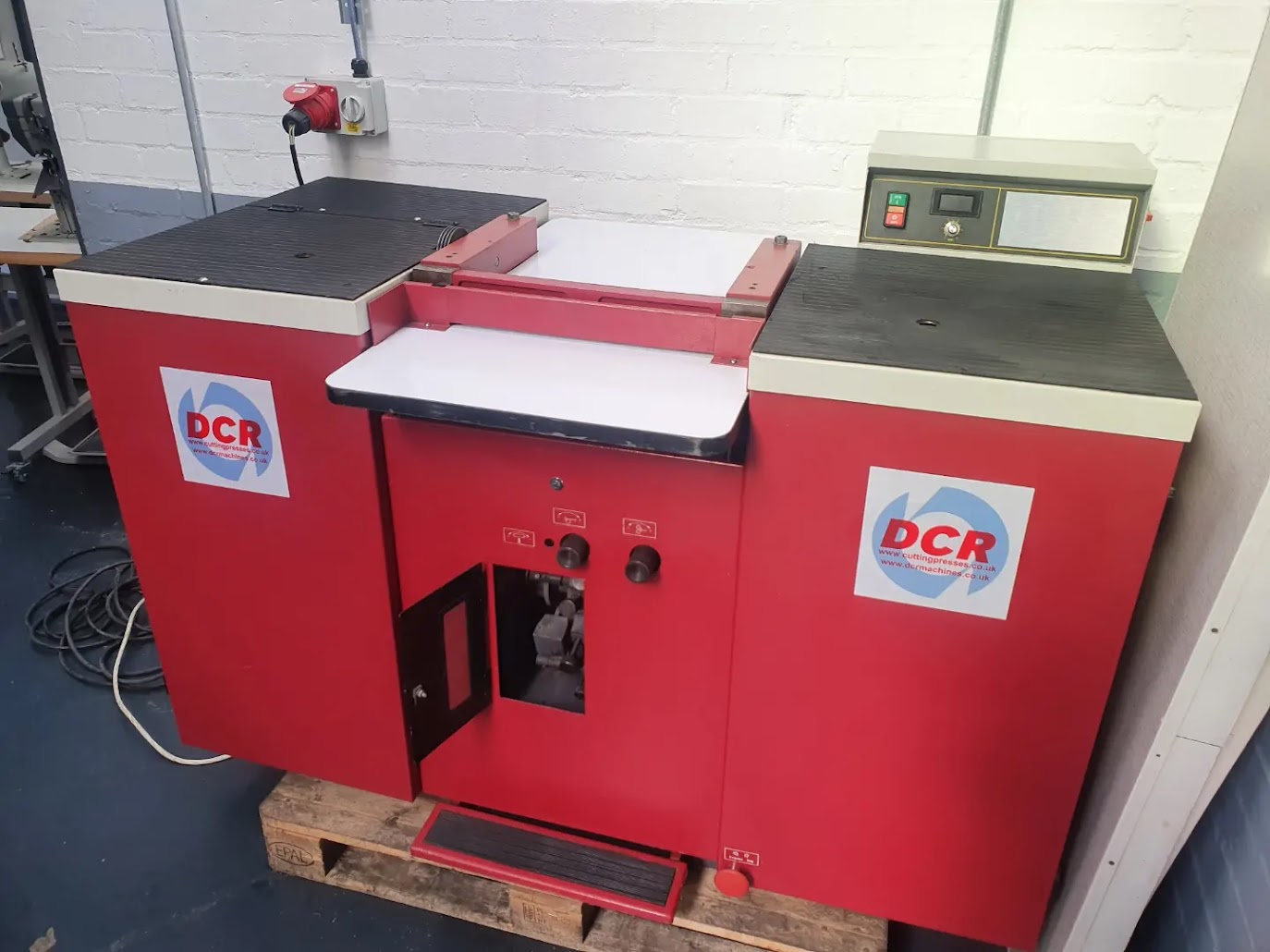 Photo of an DCR-EA420 SPLITTER Industrial Sewing Machines